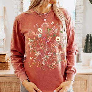 Gepresste Blumen Langarm-Shirt Komfort Farben Tshirt Wildblumen Cottagecore Botanische T-Shirt Pastell Floral Shirt Natur-Liebhaber-Garten Top Bild 1