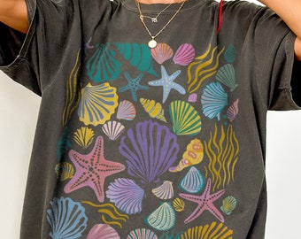 Camiseta vintage de conchas marinas, colores cómodos, algodón, estilo cottagecore, camiseta náutica, traje de baño oceánico, camiseta oversize para surf costero.