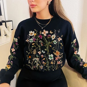 Vintage Pressed Flowers Sweatshirt, Boho Cottagecore Crewneck, Pastel Botanical Floral Pullover, Fairycore Oversized Wildflowers Sweatshirt