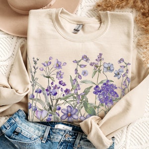 Vintage Pressed Flowers Sweatshirt, Boho Cottagecore Crewneck, Pastel Botanical Floral Pullover, Fairycore Lavender Wildflowers Sweatshirt