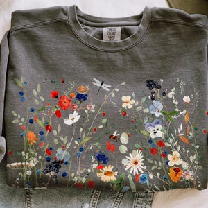 Vintage Pressed Flowers Sweatshirt Comfort Colors Boho Cottagecore Crewneck Garden Botanical Floral Pullover Fairycore Wildflowers Sweater