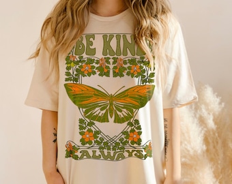 Retro Be Kind Shirt, Übergroßes Vintage Grafik T-Shirt, Jugendstil Shirt, Cottagecore Vintage Botanisches T-Shirt, Hippie Boho Schmetterling Shirt