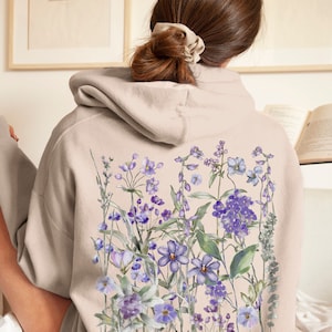 Vintage Pressed Flowers Hooded Sweatshirt, Boho Cottagecore Pastel Botanical Floral Pullover Fairycore Oversized Wildflowers Crewneck Hoodie