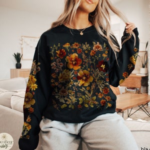 Vintage Pressed Flowers Sweatshirt Cottagecore Autumn Floral Sweater Fall Sleeve Print Botanical Crewneck Nature Pullover Flower Lover Shirt