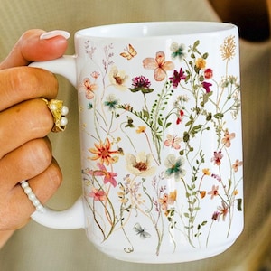 Caneca de flores prensadas, caneca de café Boho Wildflowers Cottagecore, xícara de chá botânica vintage, caneca de natureza floral pastel, presente para amantes de jardins de flores