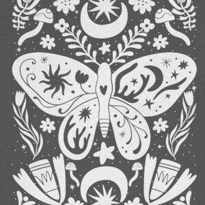 Puede incluir: Una silueta blanca de una polilla con detalles intrincados, rodeada de estrellas, lunas, flores y hongos sobre un fondo gris oscuro.