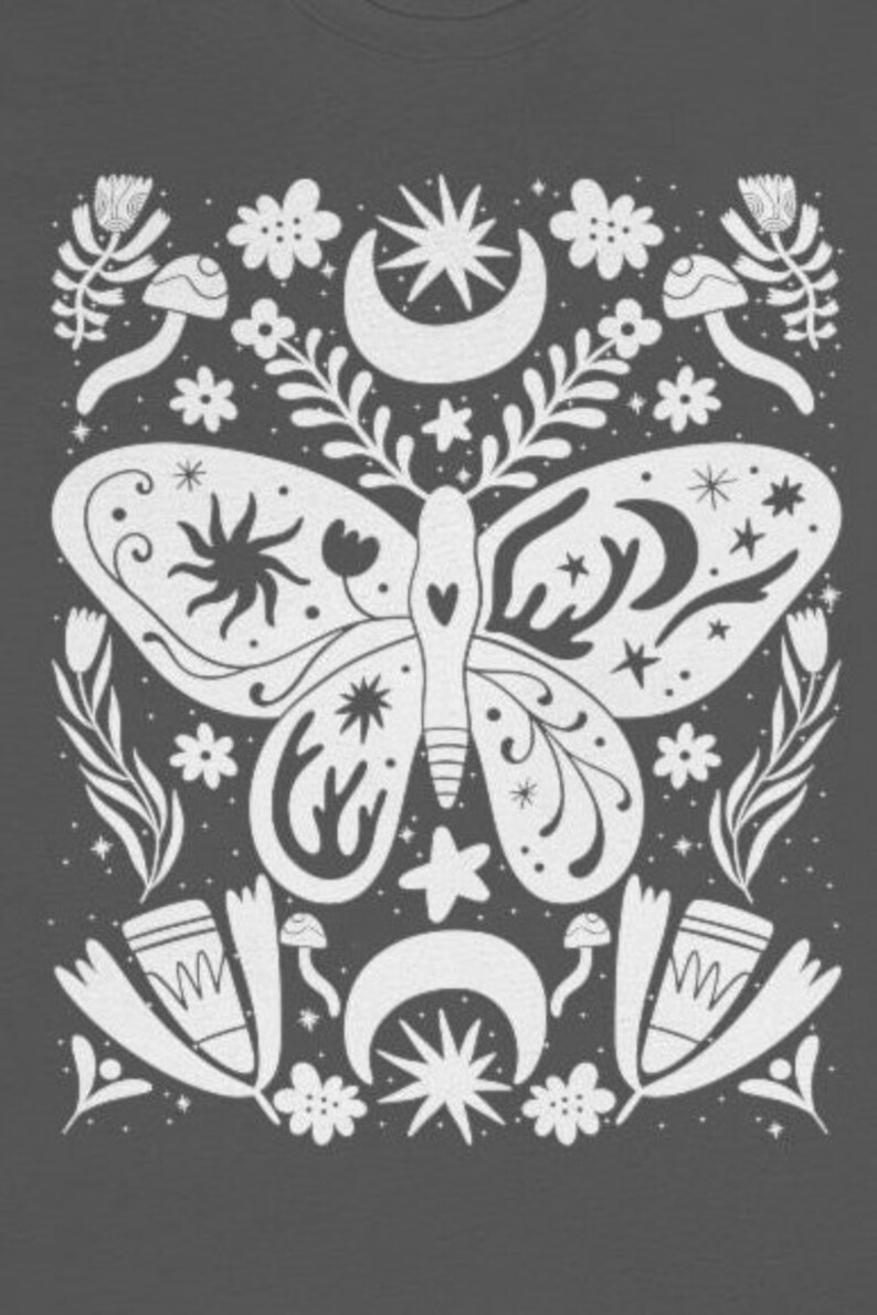 Puede incluir: Una silueta blanca de una polilla con detalles intrincados, rodeada de estrellas, lunas, flores y hongos sobre un fondo gris oscuro.