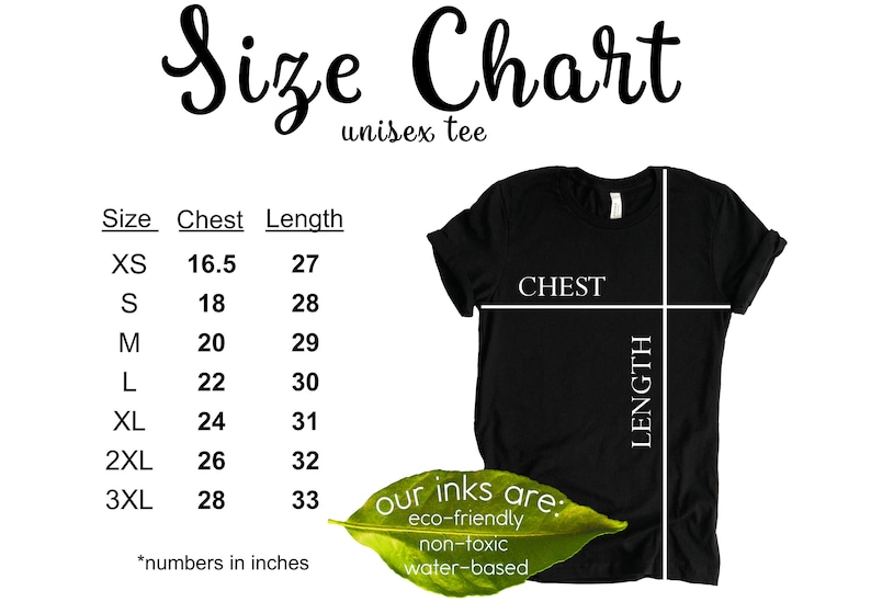 Może przedstawiać: Czarny t-shirt unisex z tabelą rozmiar&oacute;w. Tabela zawiera wymiary klatki piersiowej i długości w calach dla rozmiar&oacute;w od XS do 3XL. Zawiera r&oacute;wnież tekst "our inks are: eco-friendly, non-toxic, water-based".