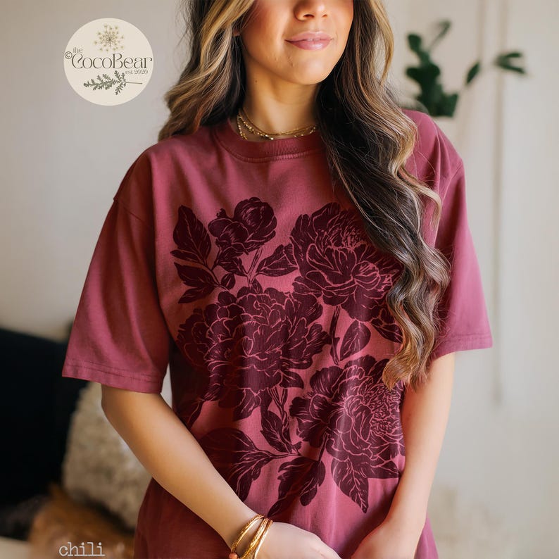 Camiseta vintage con estampado floral en linóleo: Camiseta Comfort Colors con peonías y ranúnculos. imagen 1
