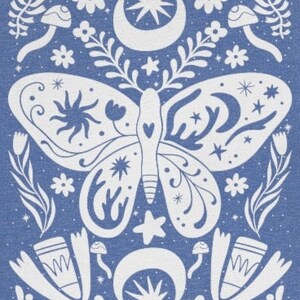Puede incluir: Una mariposa blanca con intrincados dise&ntilde;os florales en sus alas, rodeada de estrellas, lunas y flores sobre un fondo azul.