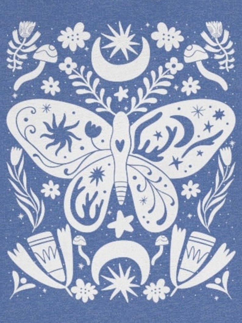 Puede incluir: Una mariposa blanca con intrincados dise&ntilde;os florales en sus alas, rodeada de estrellas, lunas y flores sobre un fondo azul.