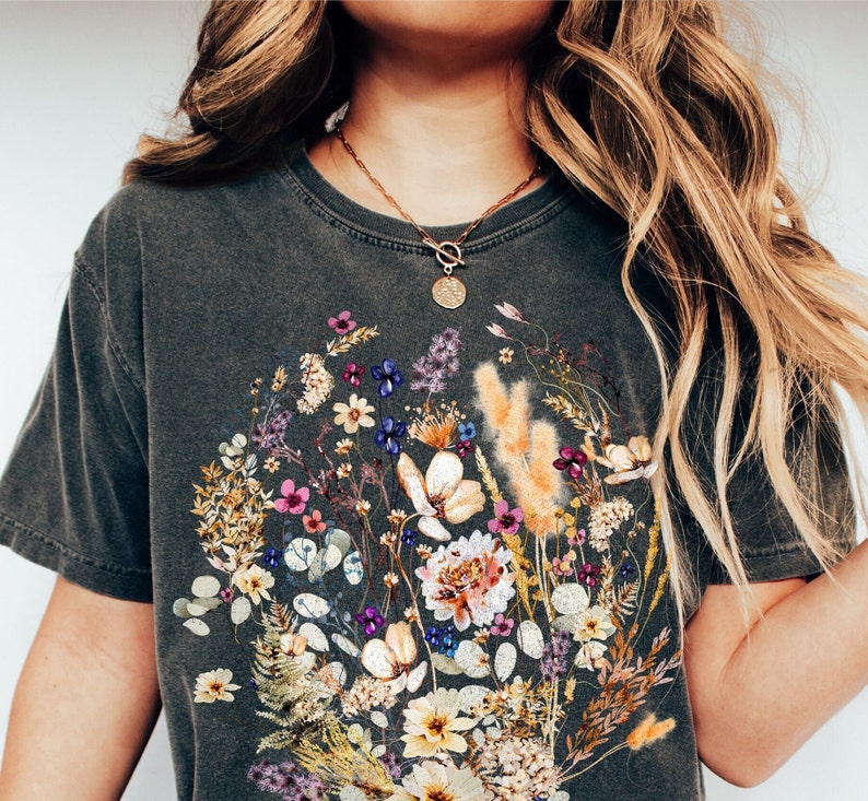 Pressed Flowers Comfort Colors Tshirt, Boho Wildflowers Cottagecore Shirt Vintage Botanical Tee Pastel Floral Nature Shirt Garden Lover Gift Pepper