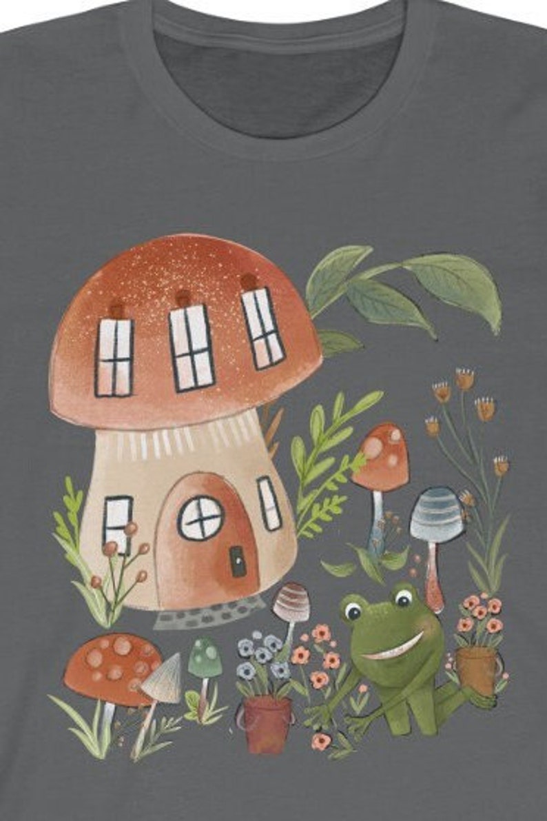 K&ouml;nnte beinhalten: Eine fantasievolle Illustration eines Pilzhauses mit drei Fenstern, umgeben von gr&uuml;nem Laub, Blumen und Pilzen. Ein l&auml;chelnder gr&uuml;ner Frosch sitzt in der N&auml;he des Hauses und h&auml;lt einen kleinen Topf.