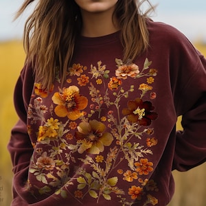 Vintage Pressed Flowers Sweatshirt Cottagecore Autumn Floral Sweater Fall Botanical Crewneck Nature Pullover Flower Lover Thanksgiving Shirt