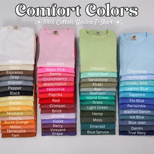 Puede incluir: Cuatro pilas de camisetas de algod&oacute;n dobladas en varios colores, etiquetadas con texto que incluye White, Ivory, Espresso, Gray, Granite, Pepper, Black, Banana, Butter, Citrus, Mustard, Peachy, Burnt Orange, Melon, Terracotta, Yam, Blossom, Neon Pink, Peony, Crunchberry, Watermelon, Heliconia, Paprika, Red, Crimson, Brick, Orchid, Violet, Berry, Vineyard, Grape, Celedon, Island Reef, Sandstone, Khaki, Bay, Seafoam, Island Green, Grass, Light Green, Hemp, Moss, Emerald, Blue Spruce, Chambray, Hydrangea, Chalky Mint, Lagoon Blue, Sapphire, Flo Blue, Periwinkle, Washed Denim, Ice Blue, Blue Jean, Denim y True Navy.