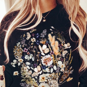 Vintage Pressed Flowers Sweatshirt, Boho Cottagecore Crewneck, Pastel Botanical Floral Pullover, Fairycore Oversized Wildflowers Sweatshirt Black