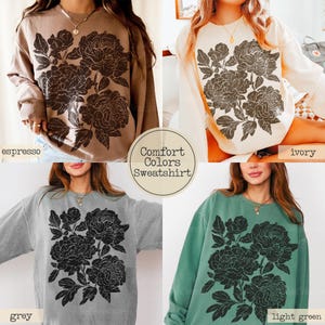 Puede incluir: Una colecci&oacute;n de cuatro sudaderas de manga larga con cuello redondo en colores espresso, marfil, gris y verde claro. Cada sudadera presenta un estampado gr&aacute;fico grande, oscuro y detallado de peon&iacute;as en flor en el pecho.