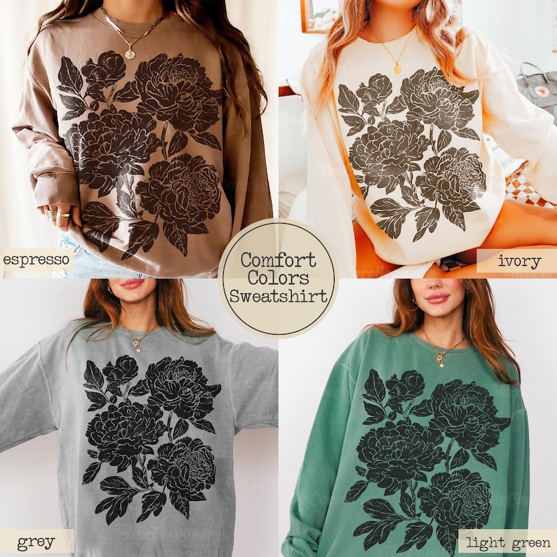 Puede incluir: Una colecci&oacute;n de cuatro sudaderas de manga larga con cuello redondo en colores espresso, marfil, gris y verde claro. Cada sudadera presenta un estampado gr&aacute;fico grande, oscuro y detallado de peon&iacute;as en flor en el pecho.