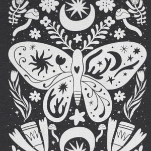 Puede incluir: Ilustraci&oacute;n en blanco y negro de una polilla con alas intrincadas, rodeada de estrellas, lunas y flores. El dise&ntilde;o recuerda a un estilo de arte popular.