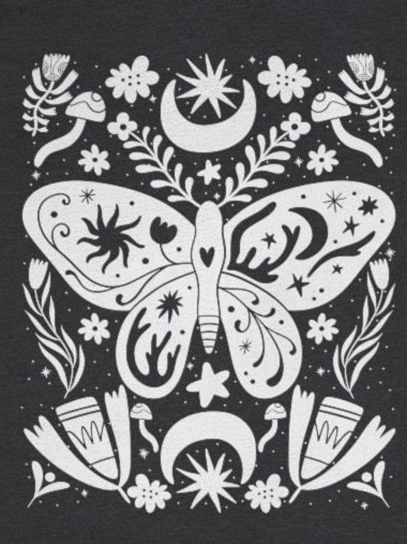 Puede incluir: Ilustraci&oacute;n en blanco y negro de una polilla con alas intrincadas, rodeada de estrellas, lunas y flores. El dise&ntilde;o recuerda a un estilo de arte popular.