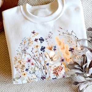 Vintage Pressed Flowers Sweatshirt, Boho Cottagecore Crewneck, Pastel Botanical Floral Pullover, Fairycore Oversized Wildflowers Sweatshirt White