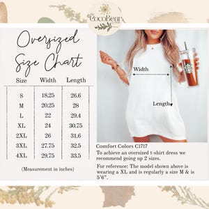 Pode incluir: Tabela de tamanhos de vestido de camiseta oversized com medidas em polegadas. A tabela inclui tamanhos de S a 4XL, com medidas de largura e comprimento correspondentes. Uma mulher modela o vestido, segurando uma bebida. O texto recomenda subir um tamanho.