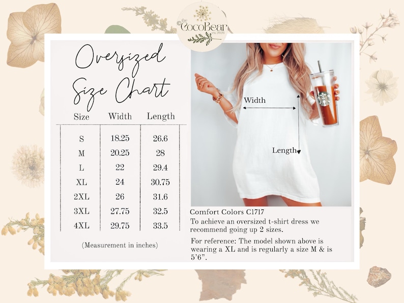 Pode incluir: Tabela de tamanhos de vestido de camiseta oversized com medidas em polegadas. A tabela inclui tamanhos de S a 4XL, com medidas de largura e comprimento correspondentes. Uma mulher modela o vestido, segurando uma bebida. O texto recomenda subir um tamanho.