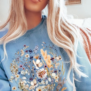 Vintage Pressed Flowers Sweatshirt, Boho Cottagecore Crewneck, Pastel Botanical Floral Pullover, Fairycore Oversized Wildflowers Sweatshirt Light Blue