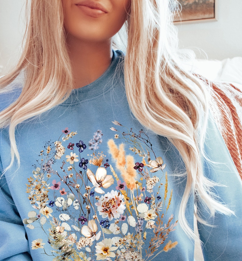 Vintage Pressed Flowers Sweatshirt, Boho Cottagecore Crewneck, Pastel Botanical Floral Pullover, Fairycore Oversized Wildflowers Sweatshirt Light Blue