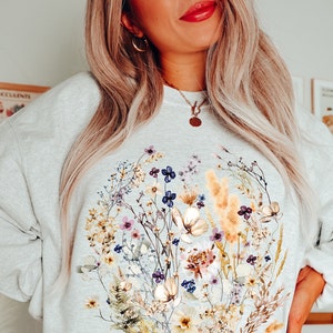 Vintage Pressed Flowers Sweatshirt, Boho Cottagecore Crewneck, Pastel Botanical Floral Pullover, Fairycore Oversized Wildflowers Sweatshirt image 2