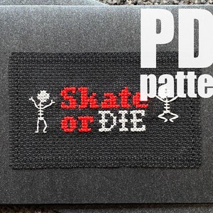 Op de afbeelding: Een zwart-witte kruissteekpatroon met twee skeletten en de tekst "Skate or Die" in rood.