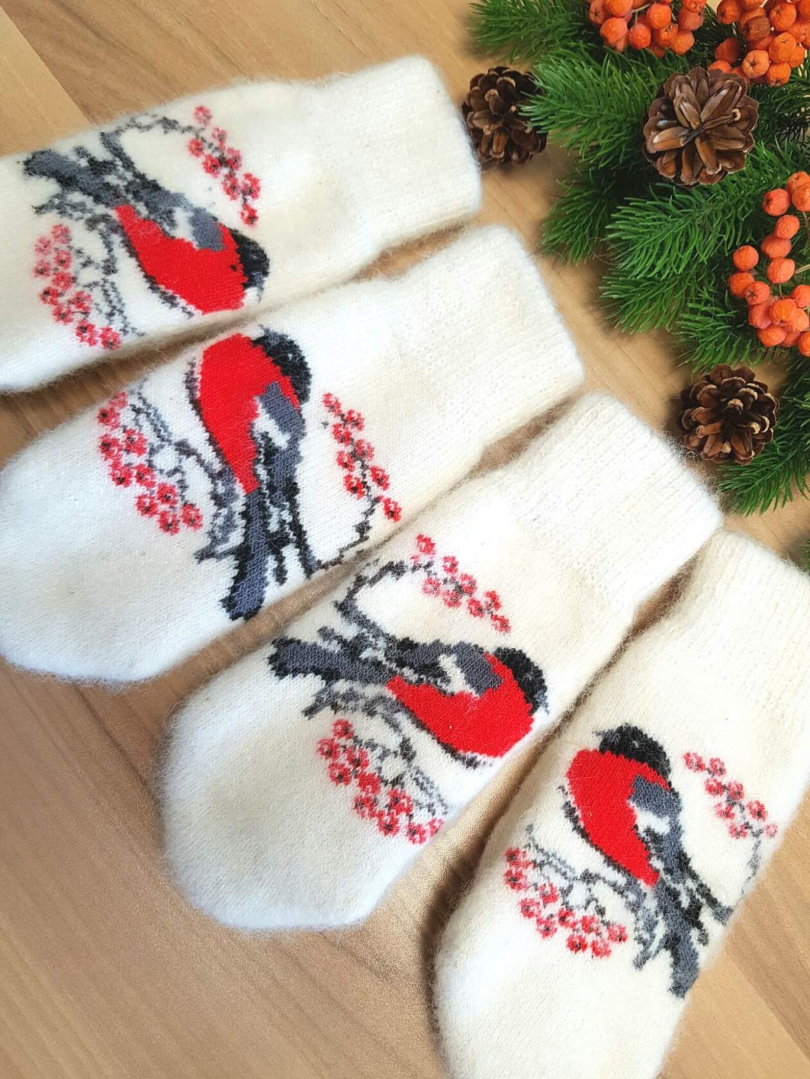 носки со снегирями. белые женские варежки со снегирями - 305. варежки со снегирями. вязаные варежки со снегирями. белые женские варежки со снегирями - 305.