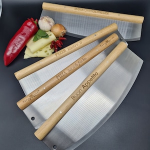 Pizza chopping knife with stainless steel blade and wooden handle, pizza cutter, pizza cutter, pizza cutting, pizza knife