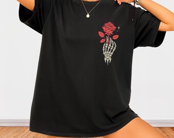 Camiseta con rosa y mano de esqueleto: estilo tatuaje gótico, un regalo romántico y oscuro.