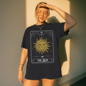 Maglietta con i Tarocchi del Sole - Maglietta grafica con il Sole Celeste - Maglietta con il Volto del Sole Boho - Design con le Carte dei Tarocchi dell'Alchimia - Moda Witchcore - Maglietta unisex