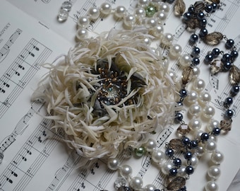 Broche chrysanthème en soie naturelle beige et vert peinte à la main pour mariée