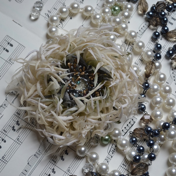 Broche chrysanthème en soie naturelle beige et vert peinte à la main pour mariée