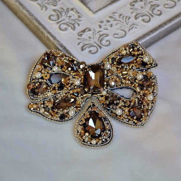 Broche brodée noeud de papillon avec le pendant