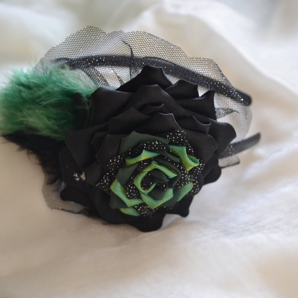 Serre tete kanzashi en satin noir et vert avec deux plumes