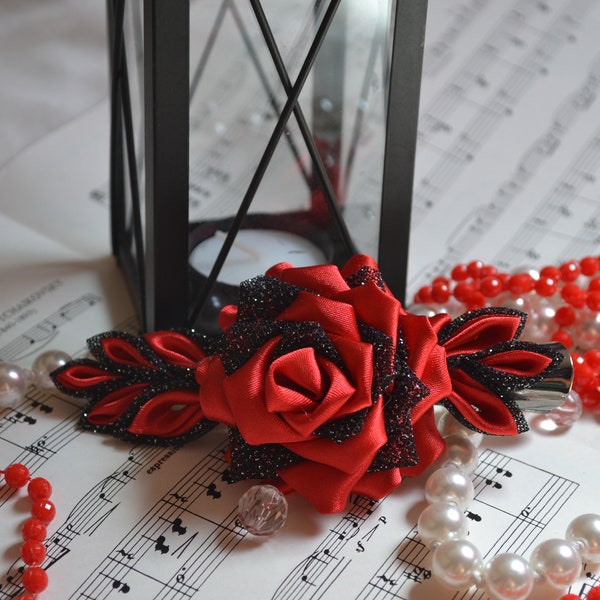 Pince à cheveux kanzashi fleur de  rose en satin noir et rouge