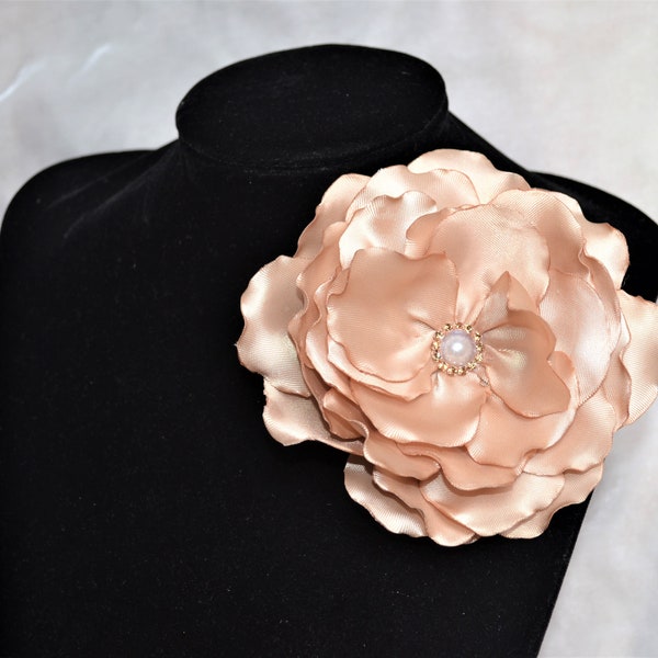 Broche fleur beige en satin