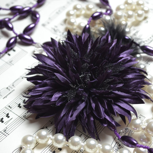 Broche chrysanthème en satin violet avec des plumes noires et tulle noir paillèté