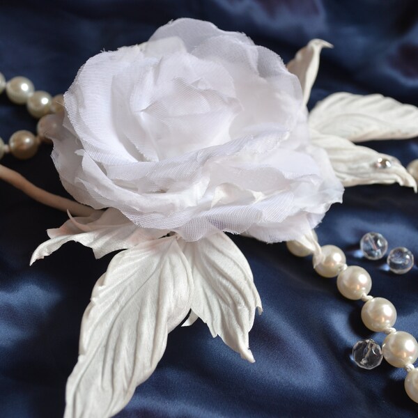 Grande broche rose blanche en soie naturelle pour le mariage