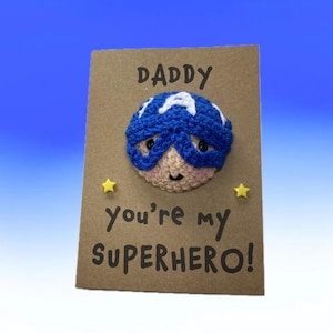 Tarjeta de cumpleaños para papá - Tarjeta de crochet - Kraft - Feliz día del héroe - Cumpleaños - Eres mi superhéroe - Papá, papi, papá, abuelo, abuelo - Caricatura