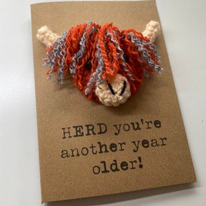 Tarjeta de cumpleaños - Tarjeta de crochet - Tarjeta Kraft - Vaca de las Tierras Altas - Tarjeta de edad - Tarjeta divertida - Rebaño Eres un año mayor - Vejez Divertida Cabello Gris