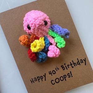 Tarjeta de cumpleaños de pulpo - Tarjeta de crochet - Tarjeta Kraft - Personalizada con cualquier mensaje - Arcoíris - Cualquier color - Edad 1º, 2º, 3º, 18º, 21º, 30º