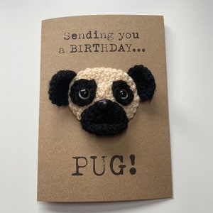 Tarjeta de cumpleaños - Tarjeta de crochet - Tarjeta Kraft - Pug - Perro - ¡Te envío un pug de cumpleaños! - Amigos Suyos Cumpleaños de cuarentena - Amante de los perros