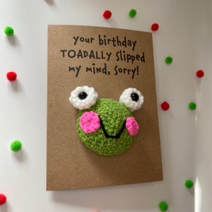 Carte d'anniversaire avec un retard de grenouille décalée - design kraft au crochet fabriqué à la main - excuses personnalisées