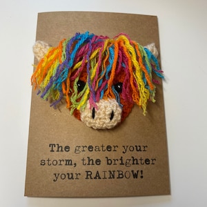 Tarjeta de positividad - Tejido a crochet - Tarjeta Kraft - Vaca de las Tierras Altas - Cuanto mayor sea la tormenta, más brillante será el arcoíris - Pensando en ti - Recupérate pronto