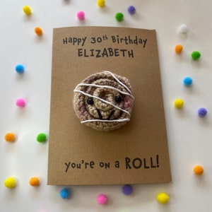 Tarjeta de cumpleaños - Tarjeta de crochet - Kraft - Bollo de canela - ¡Feliz cumpleaños! - ¡Qué bien! - Para amigos, para él y para ella - Personalizada